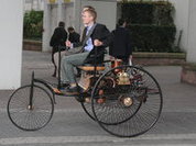 Первые автомобильные номера - разноцветные и на шнурках