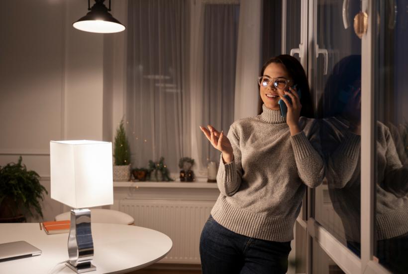 Девушка в с включенным светом ночью