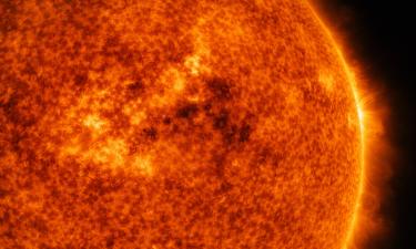 Гигант исчез без вспышек: крупнейшее солнечное пятно завершило жизнь вопреки всему