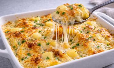 Картофель покрывается золотой корочкой, сыр тянется нитями: ужин, который тает во рту