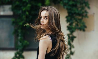 Россиянки сталкнулись с проблемой выпадения волос: как это объясняет трихолог