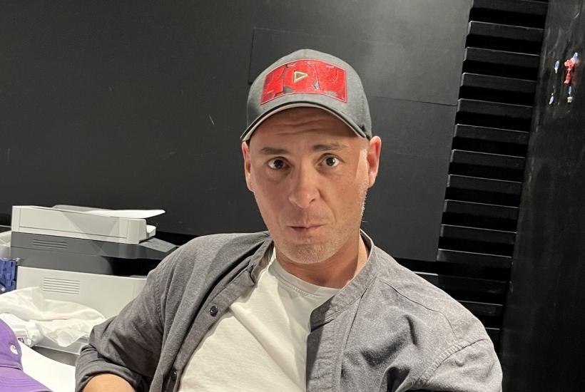 Телеведущий Антон Привольнов