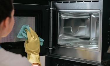 Горячий пар размягчает застывший жир в микроволновке