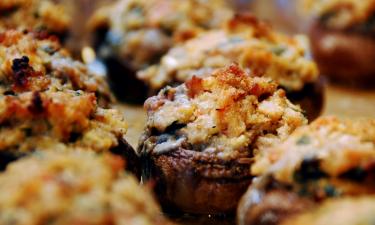 Блюдо "Сокровища Нового года" готовят из запечённых шампиньонов с сыром