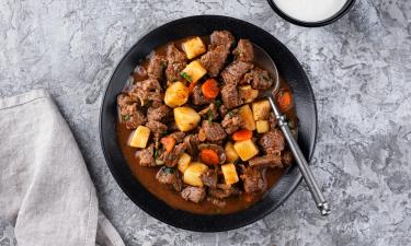 Пивной гуляш с мясом томят в соусе из темного пива 1 час