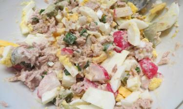 Красный лук добавляет хруст и свежесть в салат с тунцом и огурцами — повара