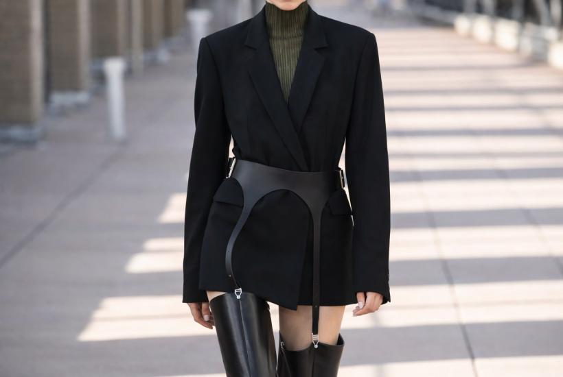 Модный образ с поясом для чулок