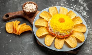 Праздничную закуску "Сударыня" с ветчиной и маринованным огурцами украшают чипсами