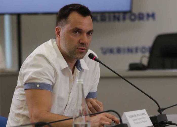 Экс-советник офиса президента Украины Арестович выразил презрение к согражданам