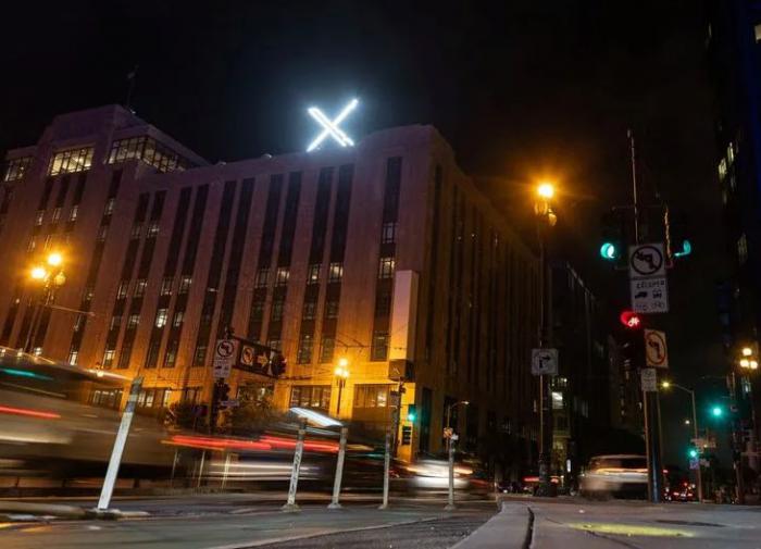 Big X сняли с крыши Twitter после ссоры в Сан-Франциско