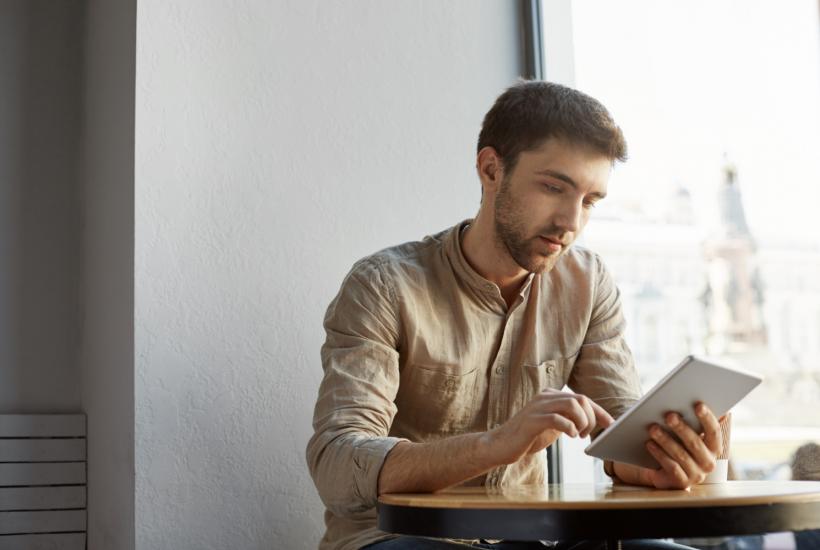 Мужчина с планшетом пишет комментарии