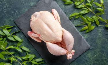 Снижение цены курицы до 220 рублей в 2026 году спрогнозировал Виноградов