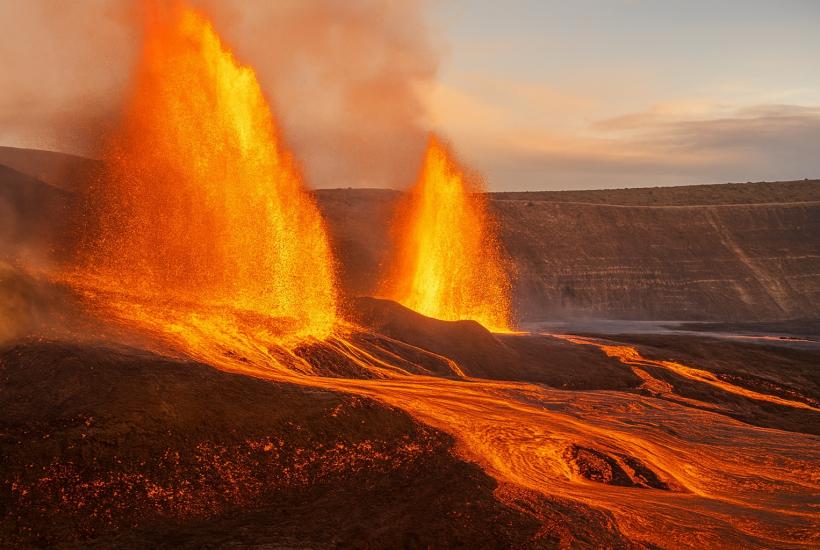 Извержение вулкана на закате