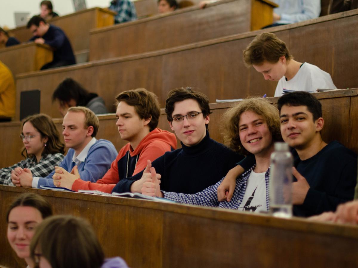 Самые востребованные рабочие профессии сварщики и швеи Голикова