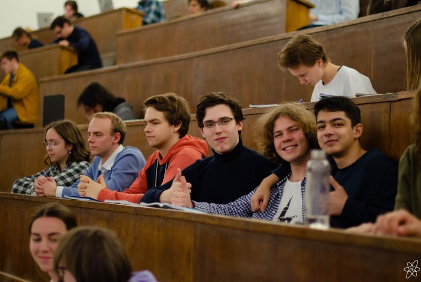 Студенты физфака МГУ на лекции