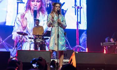 Концерт Монеточки* стал полем битвы: охрана жёстко отреагировала на протест с флагом Украины