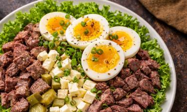 Салат из говядины, сыра, огурцов и яиц гармоничен по составу
