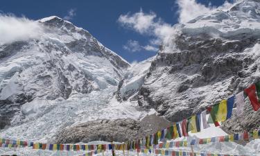 Путешествие мечты превратилось в испытание: сильные снегопады блокируют пути к Эвересту