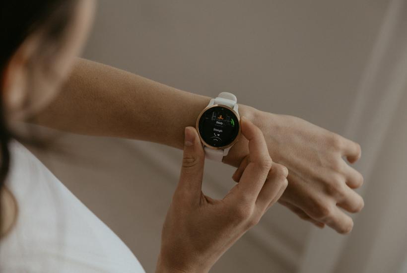 Умные часы показывают уведомление на экране