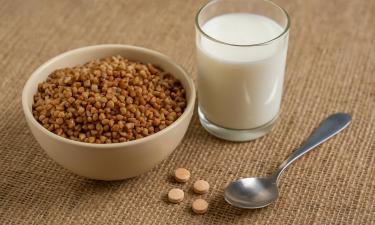 Диетологи предупредили, что молоко и гречка вызывают тяжесть и брожение