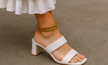 Блеск кристаллов против серой будничности: обувь с крупным декором заменяет женщинам украшения