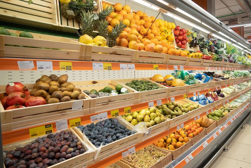 Прилавок с фруктами и овощами