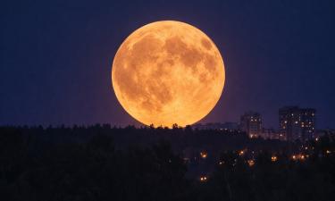 Луна над домами выглядит как гигантский шар: эффект, который ломает логику восприятия