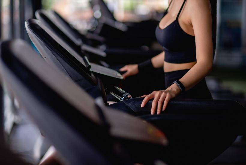 Женщина на беговой дорожке