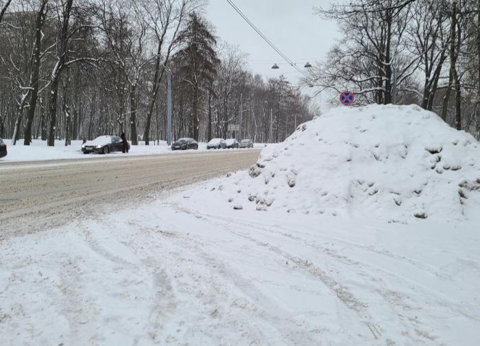 Кучи снега угрожают безопасности движения – колясочница Камолинкова