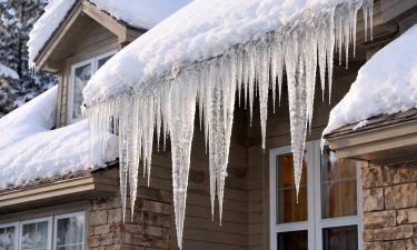 Зима тут ни при чём: откуда на крыше берётся лёд, который ломает конструкции
