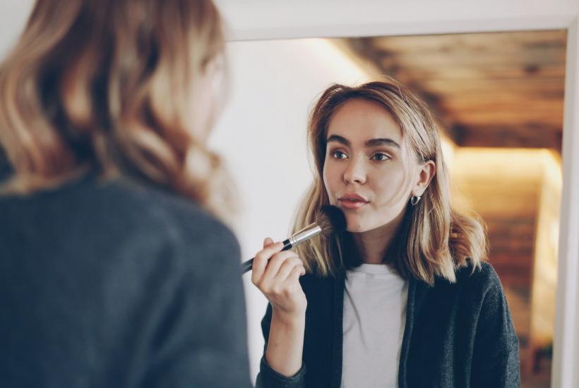 Девушка у зеркала