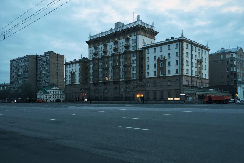 Посольство США в Москве,  на Новинском бульваре
