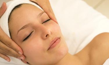 Замедлить старение по методу Рианны: певица раскрыла секрет упругости кожи