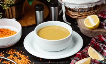 Гороховый суп получится гуще и ароматнее при добавлении масла и сахара