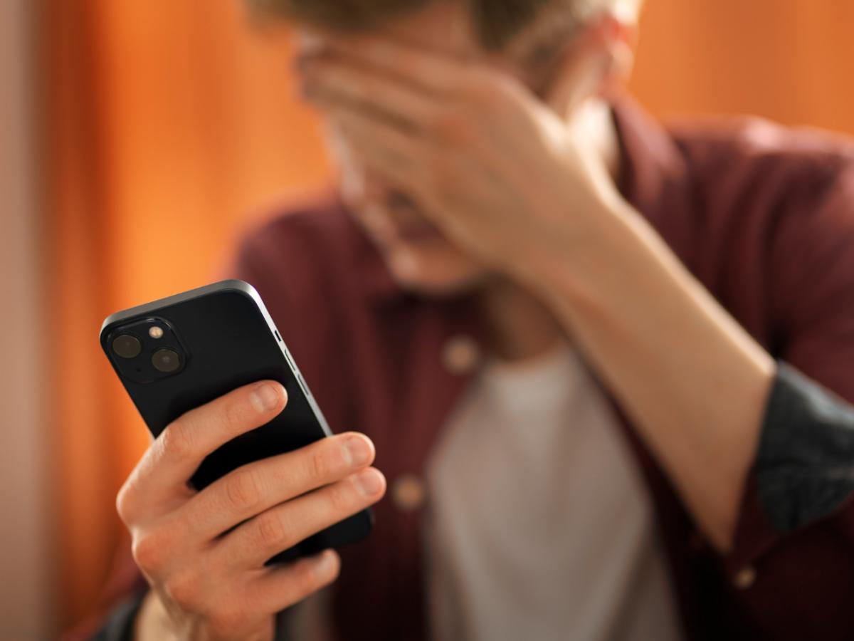 Профессор Хайдт предупреждает: молодёжь теряет ключевой навык из-за соцсетей и смартфонов