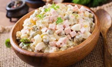 Вариант Оливье с курицей делают с горошком и огурцами