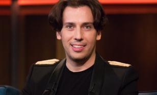 Максим Галкин снял на видео прогулку дочери Лизы по осеннему саду