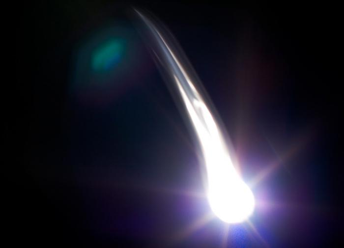 У кометы размером с город, мчащейся к Земле, отрастают "рога" после мощного извержения вулкана