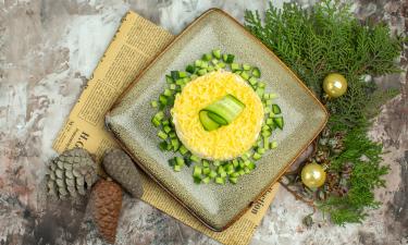 Салат "Август" с грибами, картошкой и ветчиной готовят слоями