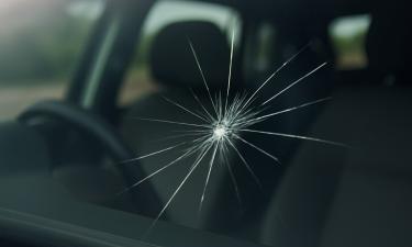 Трещина в зоне дворников запрещает эксплуатацию авто