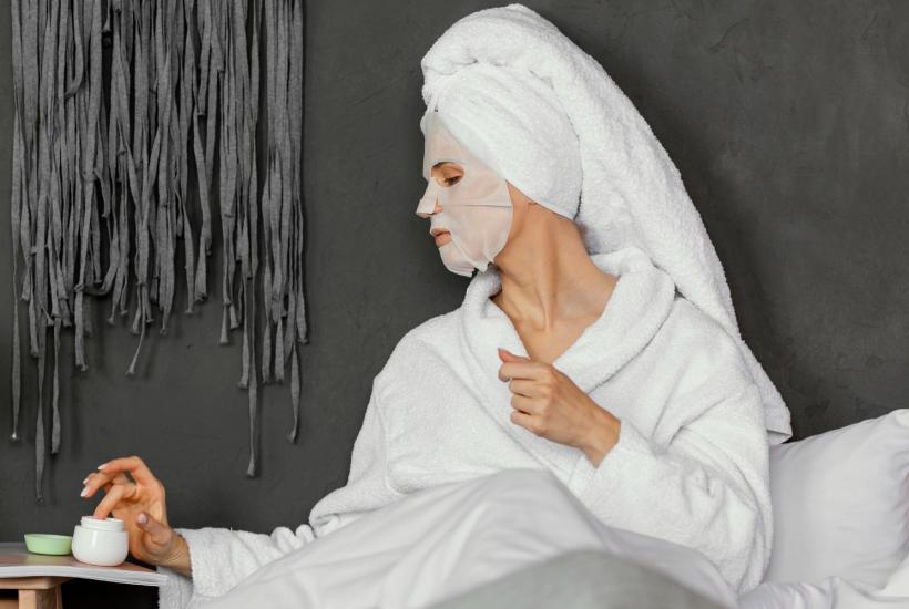 Девушка на кровати с маской