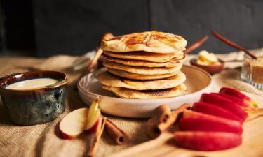 Овсяные оладьи с яблоками готовятся за 15 минут