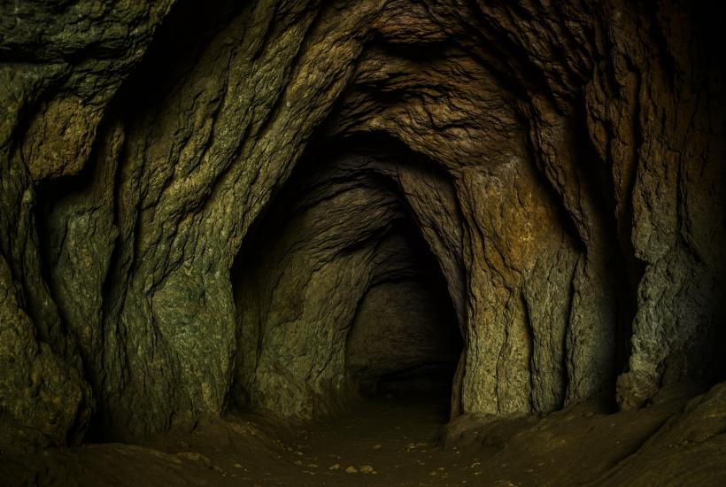 Каменные своды пещеры