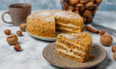 Сметанный крем с медом делает Медовик нежным