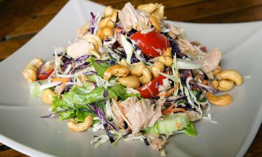 Быстрый салат с курицей, апельсином и грецкими орехами заправляют йогуртом