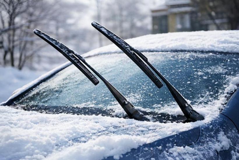 Поднятые дворники зимой
