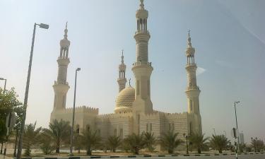 Белоснежное чудо посреди пустыни: почему мечеть Шейха Зайда сводит с ума даже неверующих