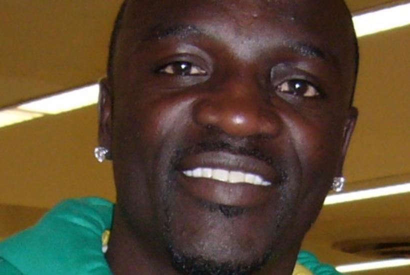 Фанатки рэпера Akon подрались за его полотенце после концерта в Сочи