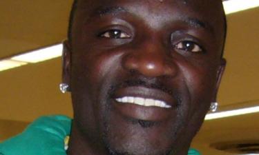 Фанатки рэпера Akon подрались за его полотенце после концерта в Сочи