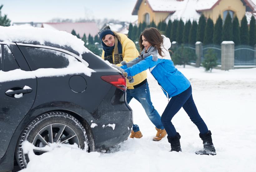 Машина, застрявшая в снегу